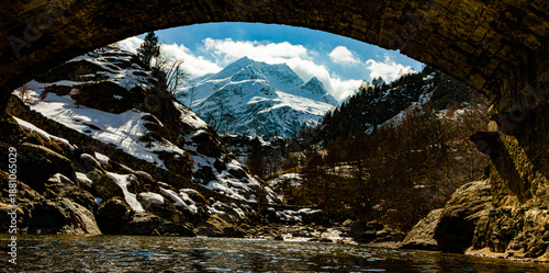 Schilderij op canvas Prise de vue d'une montagne enneigée sous le pont de Nadau à Gavarnie