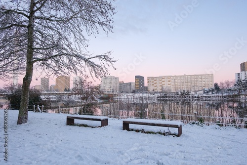 Paysage urbain exceptionnel sous la neige sur l'île de Nantes