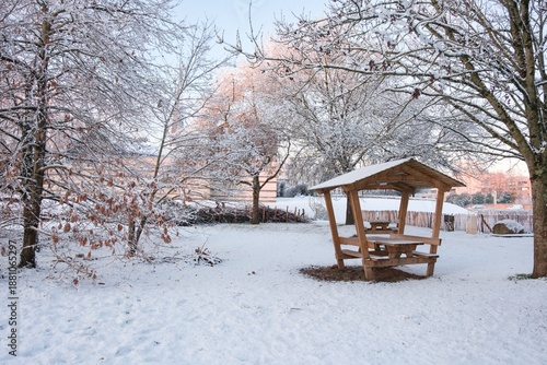 Paysage urbain exceptionnel sous la neige sur l'île de Nantes
