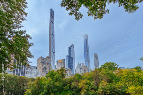 Schilderij op canvas Modern skyscrapers of Billionaires' Row towering over Central Park greenery in New York City, featuring iconic supertall skyscrapers like Steinway Tower and Central Park Tower