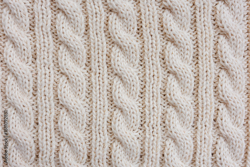 Fotografia Cream colored cable knit texture with repeating pattern shown as abstract warm w