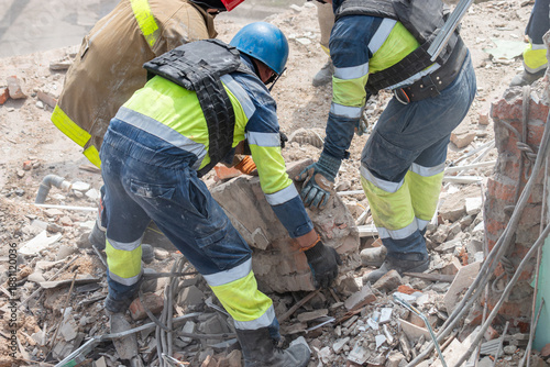 Canvas-taulu Rescue workers clearing debris at collapsed building site