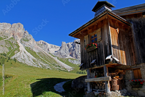 Wallpaper Mural vecchia baita a Fuciade (Val di Fassa, Trentino) Torontodigital.ca