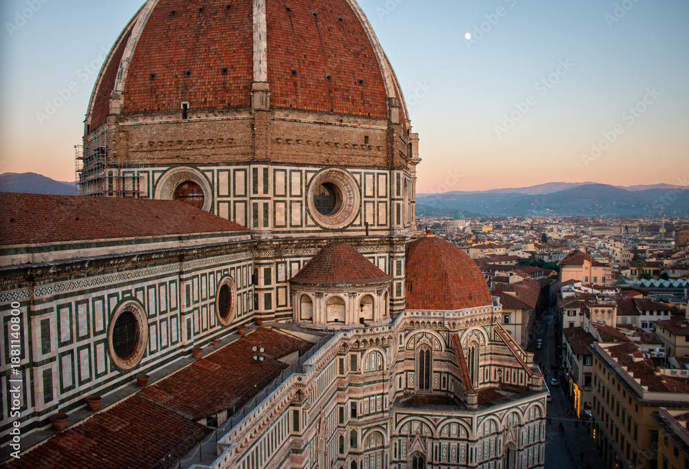Fototapeta premium The Cathedral of Santa Maria del Fiore in Florence at sunset in November