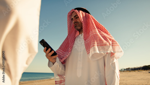 Fotografía Sheik Looking For News On The Internet