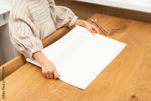 テーブルセッティングをする女の子