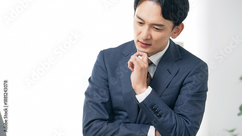 Tableau sur toile 考える、疑問、悩む、ビジネスパーソン、不安、心配、男性、不満、問題、トラブル、ビジネス、スーツ、仕事、職場、オフィス、会議、ミーティング、打ち合わせ、白バック、