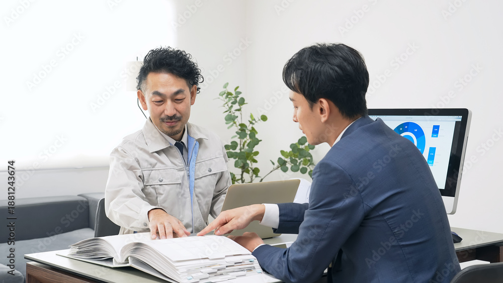 custom made wallpaper toronto digitalオフィスで会議するビジネスパーソンと作業員のグループ