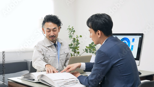 Wallpaper Mural オフィスで会議するビジネスパーソンと作業員のグループ Torontodigital.ca