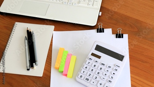 ビジネスイメージ　書類作成　デスクワーク