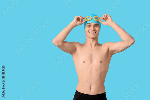 Young male swimmer with gog...