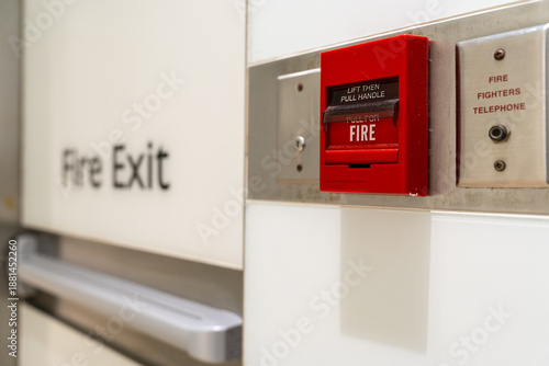 Fire alarm pull station used in case of emergency, install in hospital, department store, industrial plants, hotels, offices and other.
