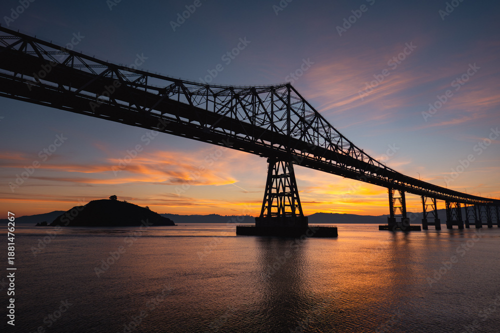 Fototapeta premium Richmond San Rafael Bridge Silhouette at Sunset