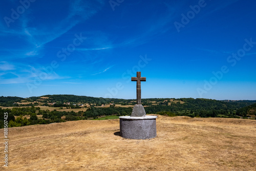 Photos Croix catholique devant un paysage (Saint-Pierre-le-Chastel, Puy-de-Dôme)