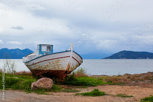 vaccia barca abbandonata in spiaggia