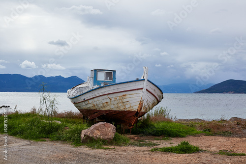 vecchia barca da pesca sulla spiaggia