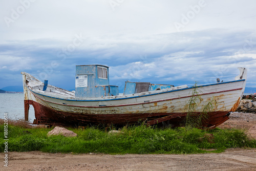 barca da pesca vecchia e abbandonata in spiaggia
