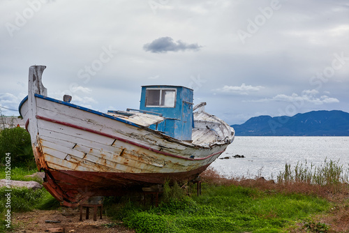 vecchia barca rovinata in spiaggia