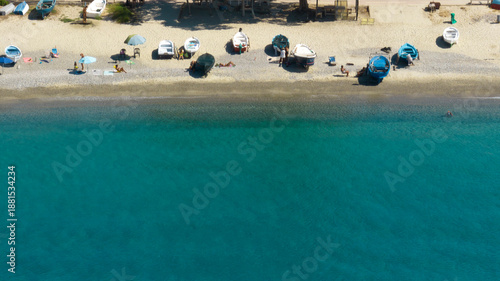 Fotografie High-angle aerial view of a turquoise shoreline
