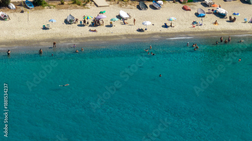 Foto High-angle aerial view of a turquoise shoreline