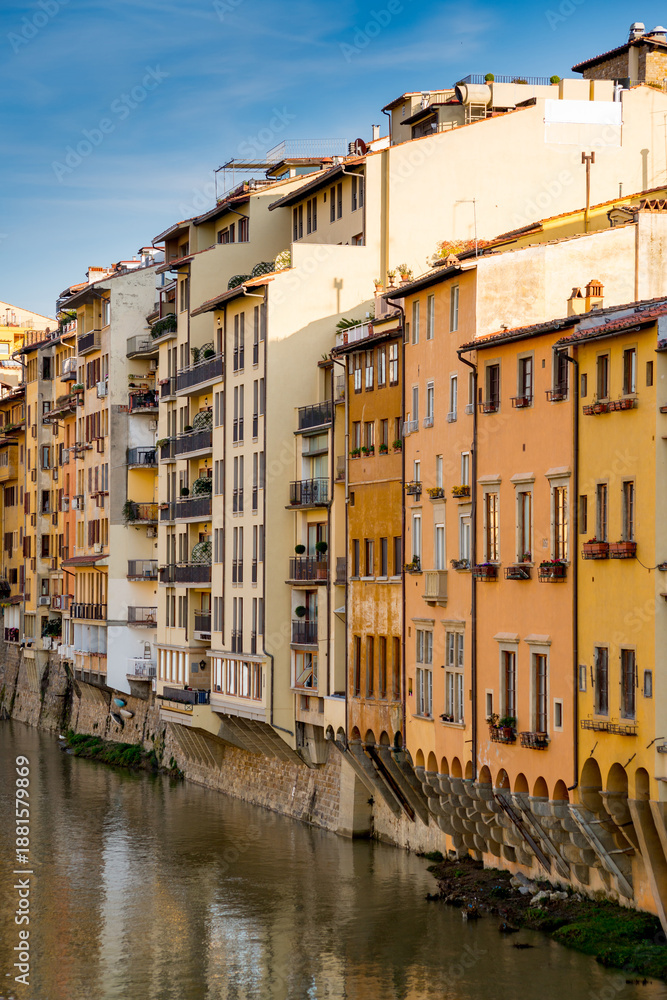 Obraz premium Old buildings by the Arno river in Florence, Italy.