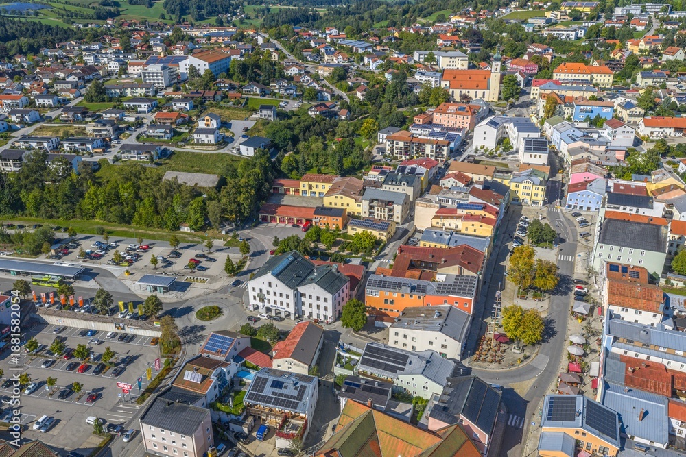 Fototapeta premium Grafenau, die älteste Stadt im Bayerischen Wald aus der Vogelperspektive