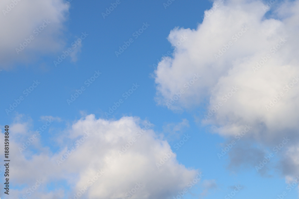 Obraz premium Blue sky background with white cloud