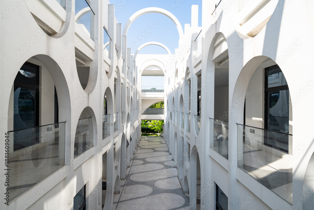 Fototapeta premium White arched architectural corridor under blue sky