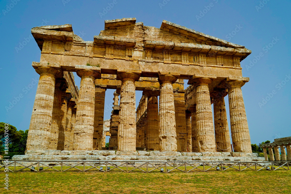 Obraz premium La magnificenza dei templi e degli scavi archeologici dell'antica città greca di Paestum, Italia, Campania, Salerno