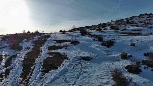 Wallpaper Mural Silhouette de randonneuse et son chien dans la montagne enneigée Torontodigital.ca