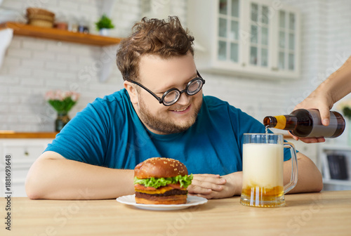 Foto Burger, beer, overweight man at kitchen