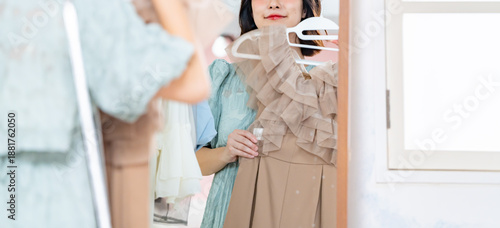 Foto 洋服を選ぶ女性