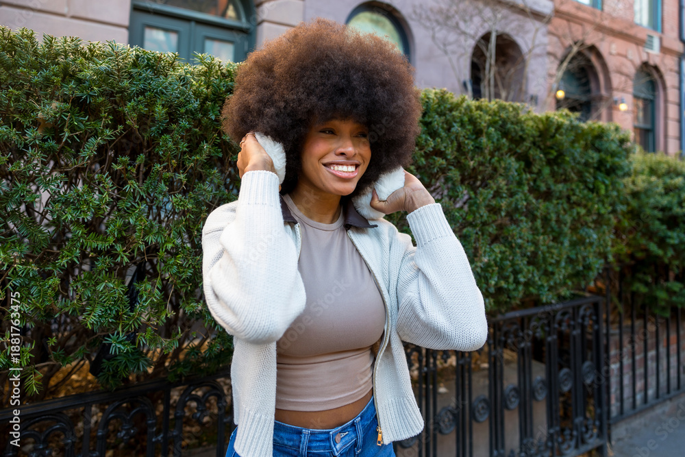 Obraz premium African american woman smiling confidently in new york city