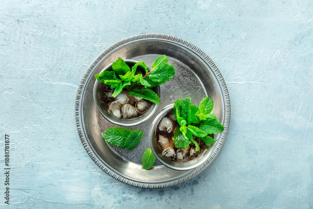 Ταπετσαρία Mint Julep in the Kentucky Derby classic silver glass, with fresh mint leaves, o