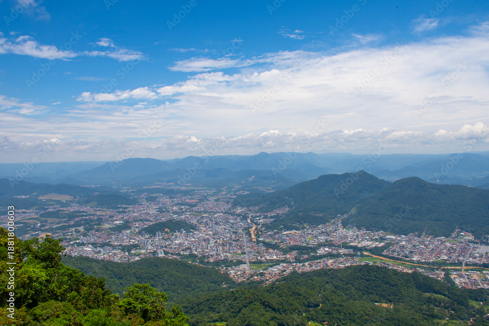 Obraz premium city ​​in the mountain valley in aerial view jaragua do sul santa catarina on a clear day