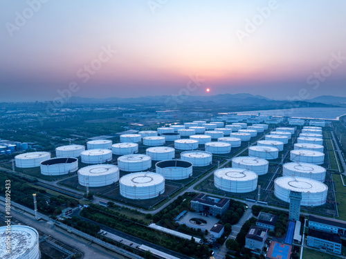 Slika na platnu White oil storage tanks in industrial zone