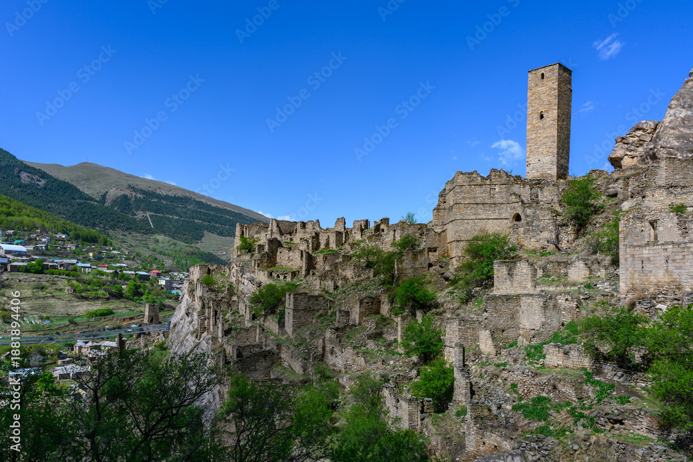 Obraz premium Kakhib, Dagestan, Russia - August 23, 2025: Ancient ruins of a fortress on a mountain slope