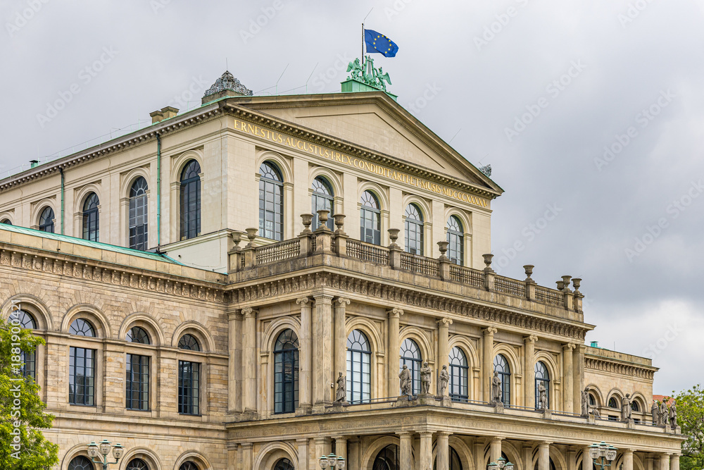 Obraz premium An old building with white columns and the European flag on top in the city of Hanover, Germany