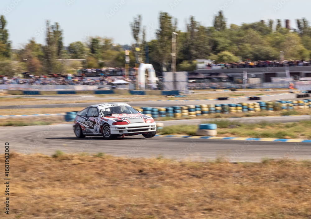 Obraz premium racing car. motorsport. circuit racing. dangerous moments on the track. high vehicle speed. sharp turn. demolition of wheels.