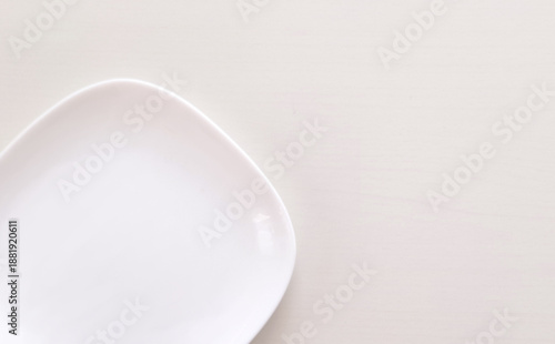 四角い白皿に文字スペースがある写真