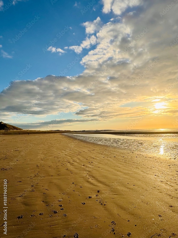 Obraz premium Sunset beach with interesting clouds