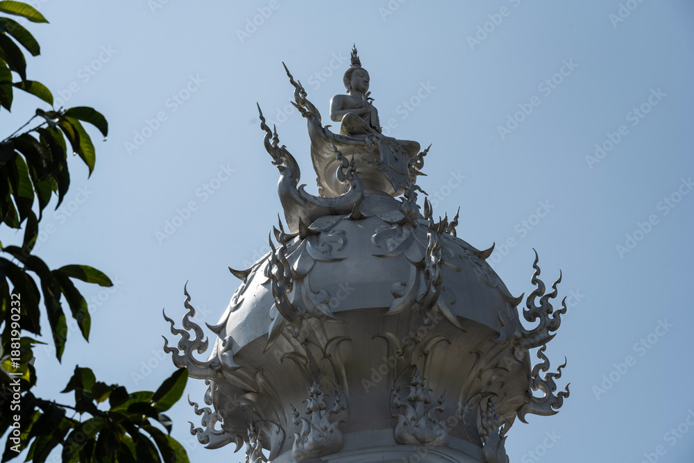 Obraz premium white temple against the blue sky in the vicinity of Chiang Mai