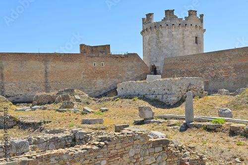 Tableau sur toile Lucera castle displaying ancient ruins and historic fortress architecture