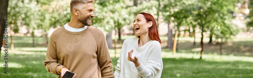 Φωτογραφία Couple enjoying a joyful spring stroll in a vibrant green park