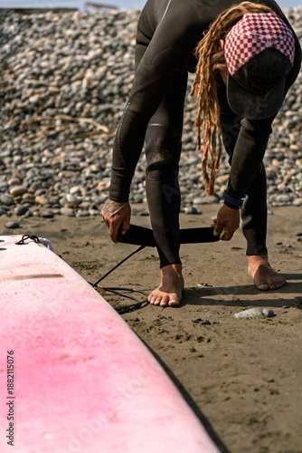 Canvas Print Surf instructor preparing student for a surfing lesson