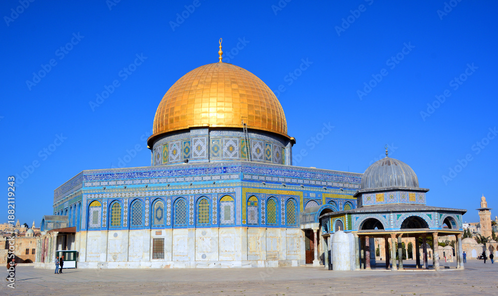 Obraz premium Temple Mount known as the the Noble Sanctuary of Jerusalem, Israel located in the Old City of Jerusalem, is one of the most important religious sites in the world.