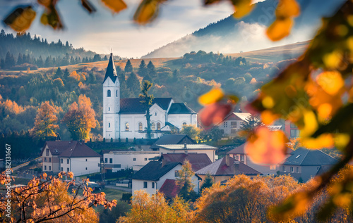 Foto Stunninf autumn view of Catholic church of St