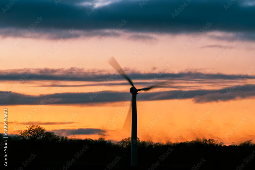 Obraz premium The silhouette of a wind turbine at sunset near Haughley in Suffolk, UK
