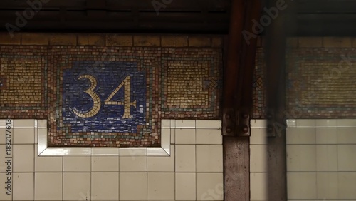 Tableau sur toile New York City Manhattan Midtown subway platform, 34 street metro near Herald Square and Penn Station, United States railway
