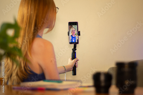 mulher gravando vídeo com celular, influenciadora filmando conteúdo para redes sociais